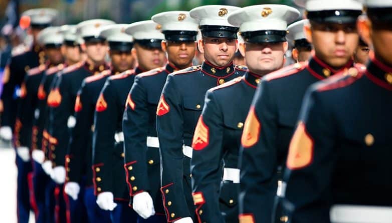 Закон и право: Сотни морских пехотинцев США в центре скандала с распространением фото обнаженных женщин