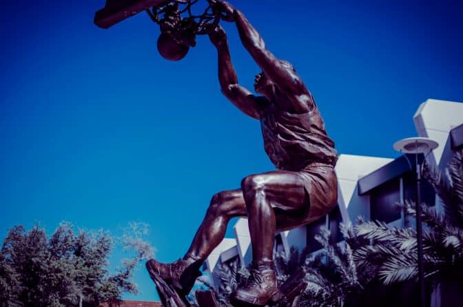 Спорт: Возле Стейплс-Центра установили статую Шакиллу О'Нилу