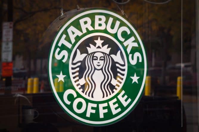 Бизнес: Starbucks возьмет на работу 25 тысяч ветеранов