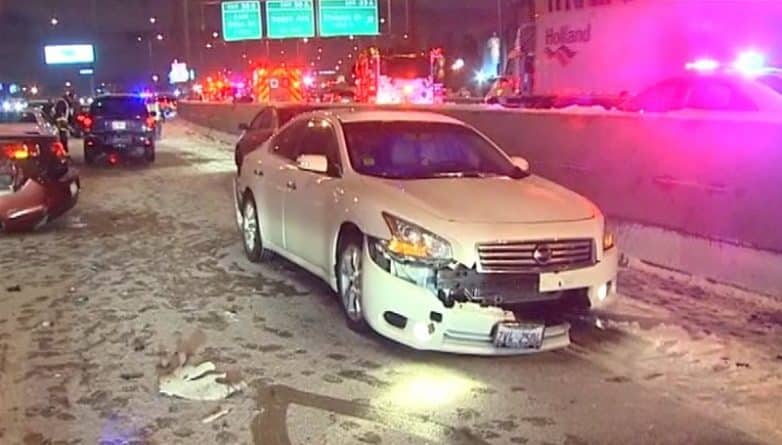 Происшествия: Из-за снегопада в Чикаго в двух авариях столкнулись 34 автомобиля