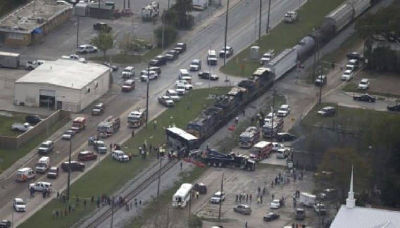 Происшествия: В Миссисипи грузовой поезд протаранил автобус: 4 погибших, десятки раненых