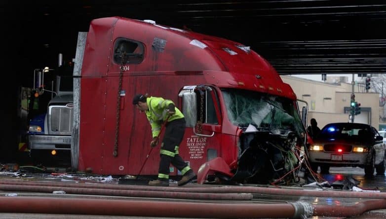 Происшествия: В Чикаго грузовик упал с эстакады на проезжую часть