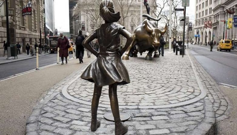 Искусство: Скульптура "Бесстрашной девочки" остается на Wall Street?