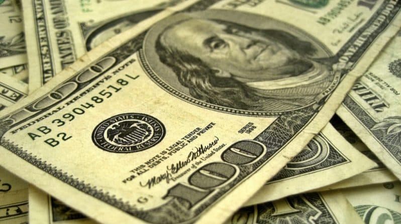 Бизнес: Доллар вырос на ожидании роста процентной ставки Федрезерва