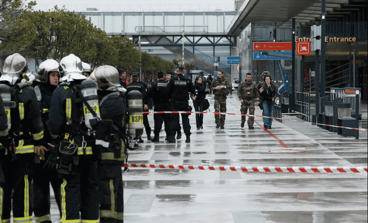 В мире: Радикал напал на военный патруль в парижском аэропорту Орли: пассажиров эвакуировали