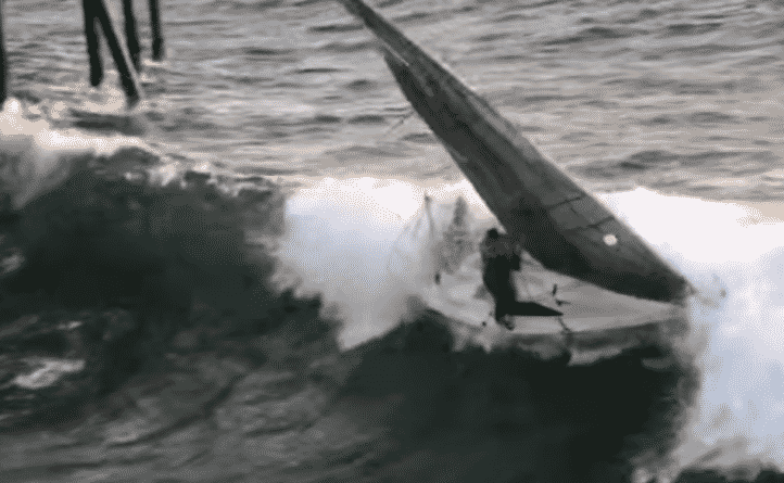Происшествия: Четверо пассажиров перевернувшегося парусника спасены на пляже Рендондо