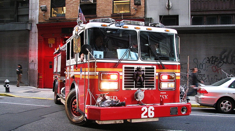 Происшествия: В Куинсе пожарный FDNY упал с крыши и погиб