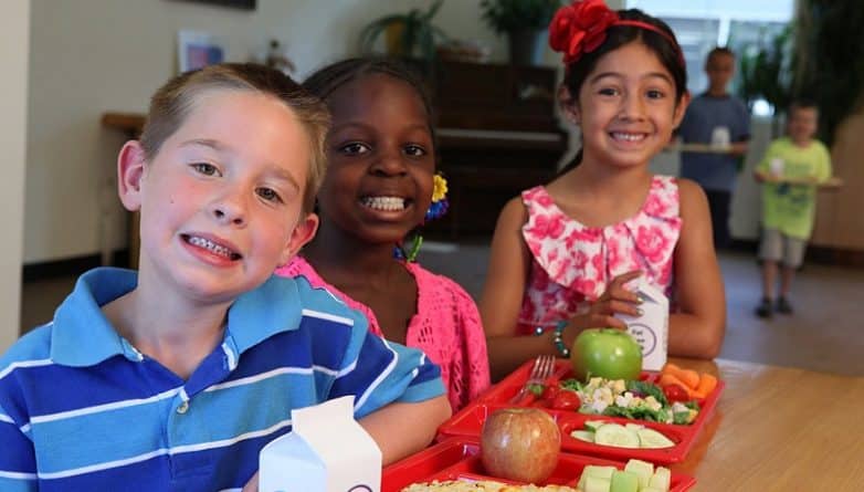 Общество: Мэра Нью-Йорка просят выделить деньги на бесплатные школьные обеды для всех