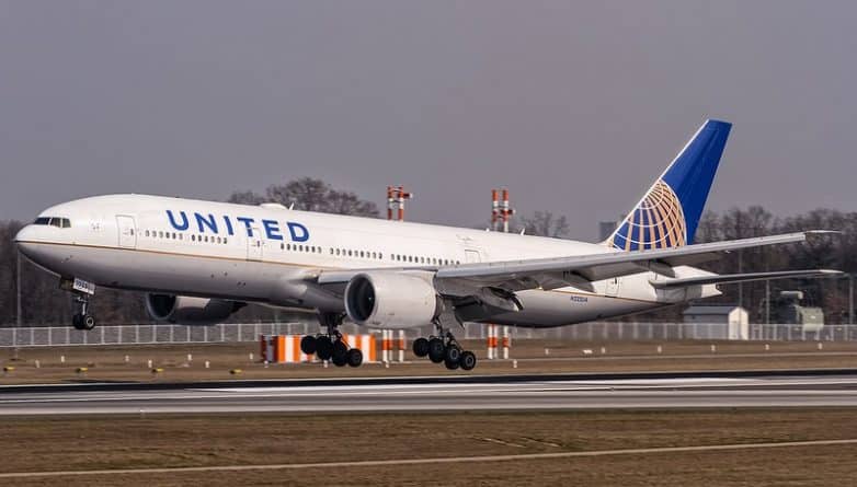 Происшествия: Мужчина был насильно снят с рейса United Airlines из-за переполненности самолета (видео)