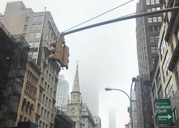 Колонки: Нью-Йорк во власти тумана (фото)