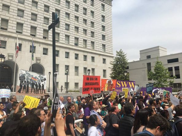 Общество: В Лос-Анджелесе прошел антидепортационный протест: несколько участников задержано