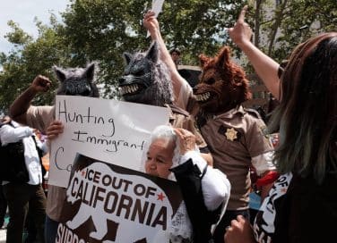 В Лос-Анджелесе прошел антидепортационный протест: несколько участников задержано рис 2