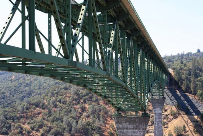 Происшествия: Жительница Калифорнии выжила, упав с одного из самых высоких мостов США