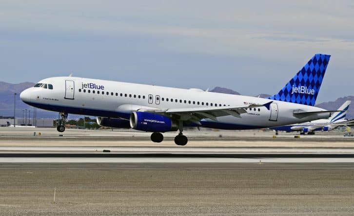 Путешествия: Авиакомпания JetBlue разыгрывает бесплатные билеты среди налоговых должников