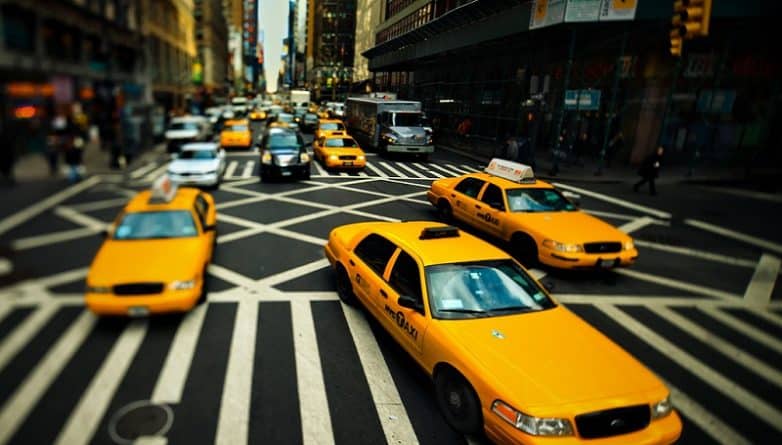 Бизнес: Стоимость "медальонов" такси в Нью-Йорке рекордно упала
