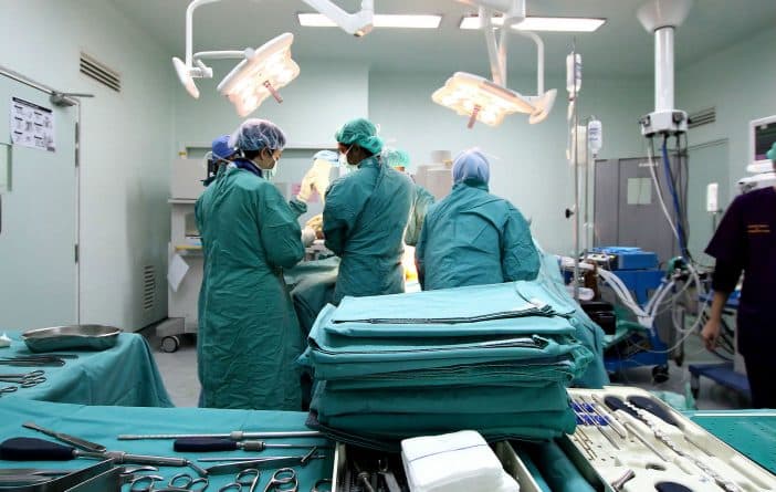 Популярное: Хирурги калифорнийской больницы по ошибке удалили пациентке яичники