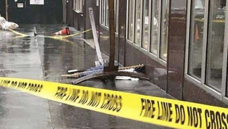 Происшествия: Деревянный гамак упал с 5-го этажа здания на туристов, гулявших по Манхэттену