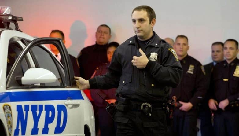 Закон и право: Нательные камеры у полицейских Нью-Йорка появятся уже в этом месяце