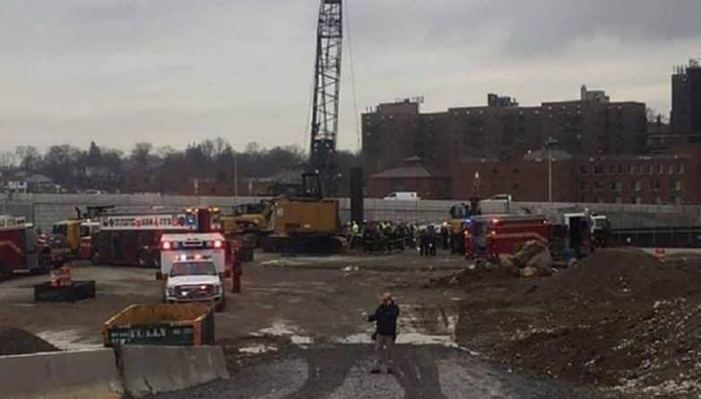 Происшествия: Стальная балка весом 7 тонн упала на строителя в Куинсе