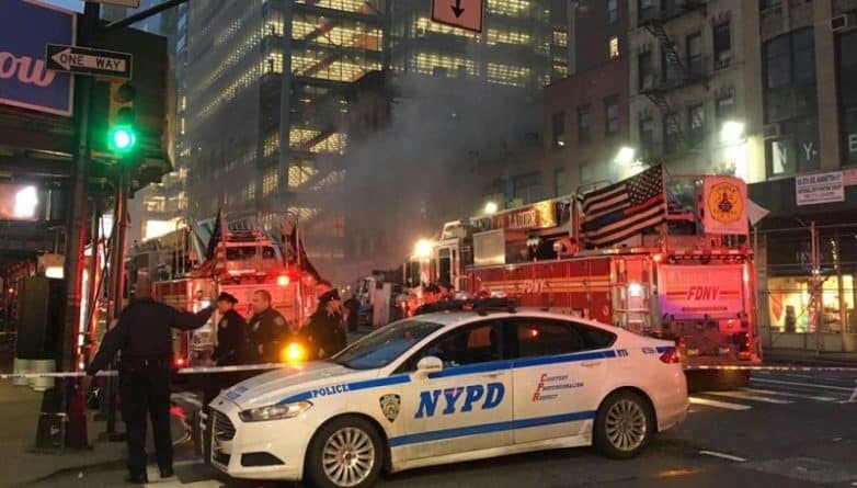 Происшествия: Дороги в Манхэттене были перекрыты из-за воспламенившейся проводки