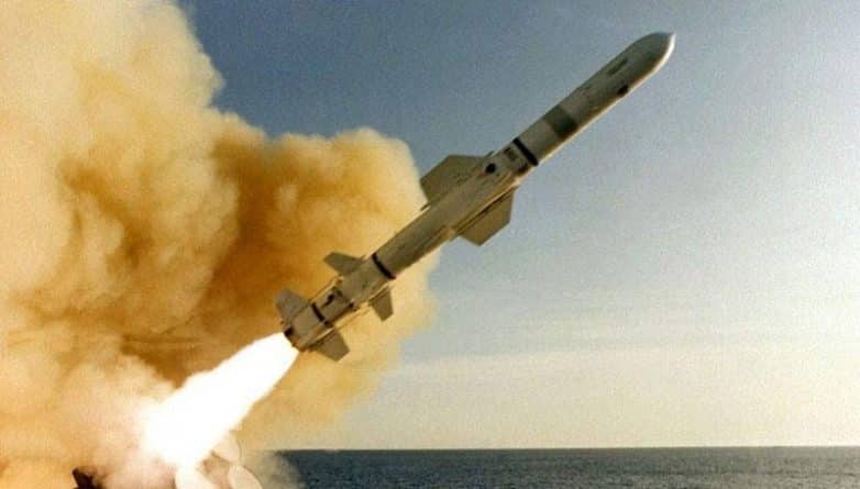 Политика: США нанесли ракетный удар по авиабазе в Сирии: есть погибшие