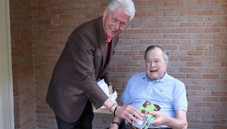 Общество: Билл Клинтон навестил Джорджа Буша-старшего и подарил ему ... носки