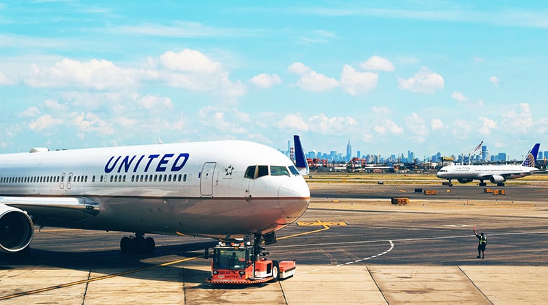 Бизнес: Жертва скандального рейса United Airlines обратился в суд