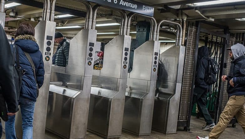 Происшествия: Сотрудник MTA отказался открыть проход в метро полицейскому, преследовавшему вора