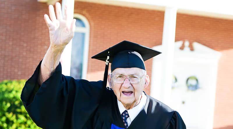 Общество: 88-летний мужчина окончил университет спустя полвека