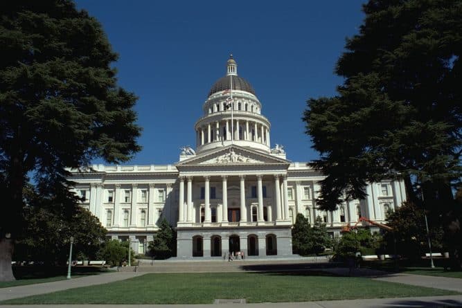 Закон и право: Калифорнийским домовладельцам запретят раскрывать иммиграционный статус арендаторов
