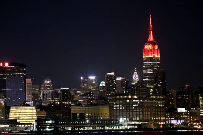 Досуг: Сегодня горизонт Нью-Йорка запылает красным светом