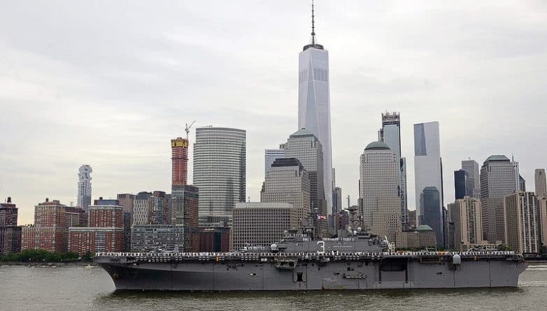 Происшествия: Выполняя прыжок с парашютом на Неделе флота, в Нью-Йорке погиб десантник