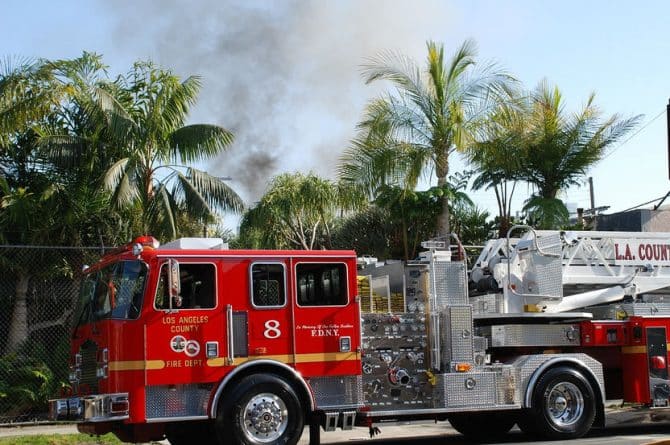 Происшествия: Жительница Лос-Анджелеса самостоятельно спасла детей во время пожара