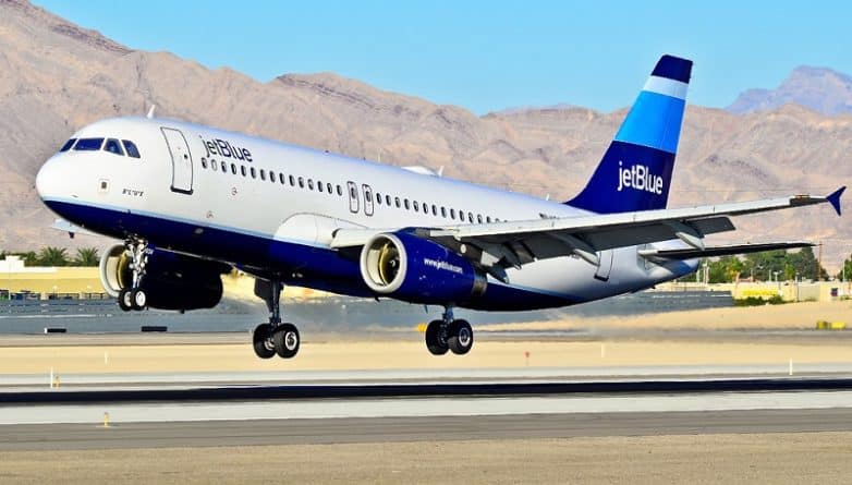 Происшествия: Самолет JetBlue совершил экстренную посадку из-за загоревшейся литиевой батареи ноутбука