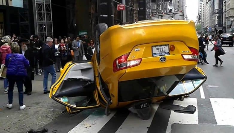 Происшествия: Такси перевернулось в центре Манхэттена