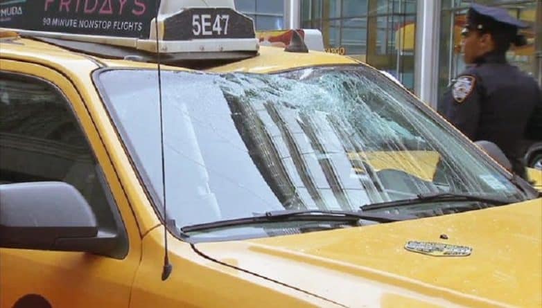 Происшествия: В Манхэттене на такси с высоты 35 этажей упал железный лом, есть пострадавший