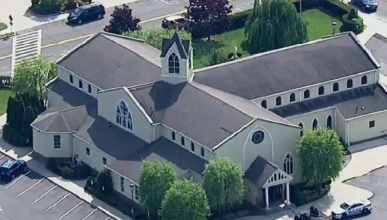 Происшествия: Неизвестный забаррикадировался в церкви Лонг-Айленда