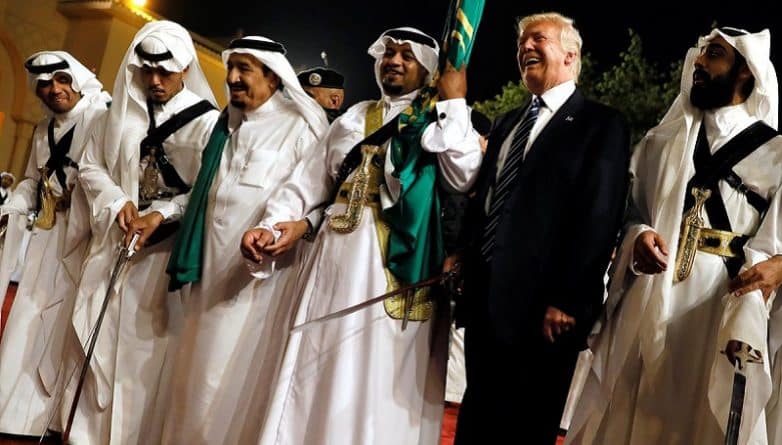 Политика: Президент Трамп исполнил с королем Саудовской Аравии "танец мечей"