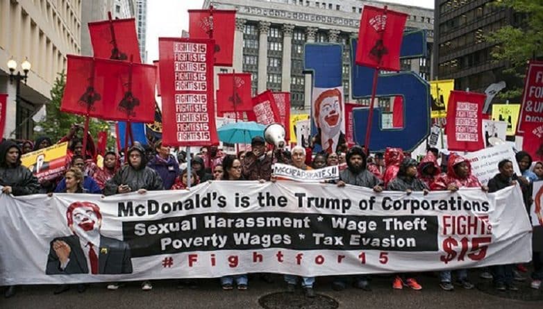 Общество: Сотни работников фаст-фудов вышли на акцию протеста в Чикаго