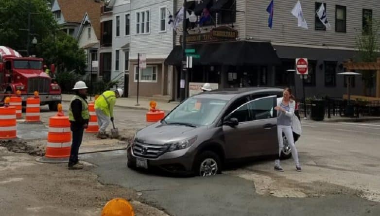 Происшествия: Два нетерпеливых водителя в Чикаго загнали автомобили в мокрый цемент на дороге