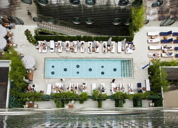 Досуг: Самый большой бассейн в отеле открывается на летний сезон в Нью-Йорке