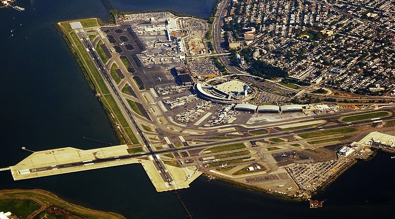 Происшествия: В аэропорту LaGuardia столкнулись два приземлившихся самолета, пострадавших нет