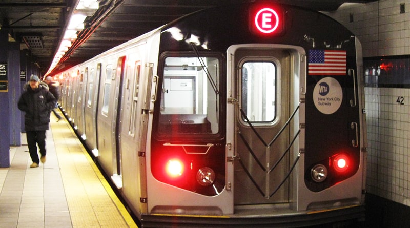 Происшествия: В Нью-Йорке мужчина прыгнул под поезд метрополитена