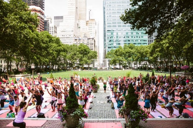 Бесплатная йога в Bryant Park возвращается на лето