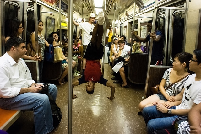 Общество: Юристы: борьба NYPD с танцами в метро - трата времени