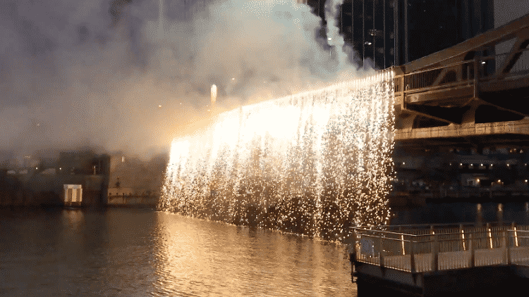 Общество: В Чикаго показали огненный водопад (видео)