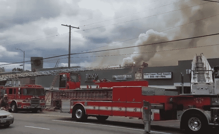 Происшествия: Крупный пожар возник в торговом комплексе Лос-Анджелеса