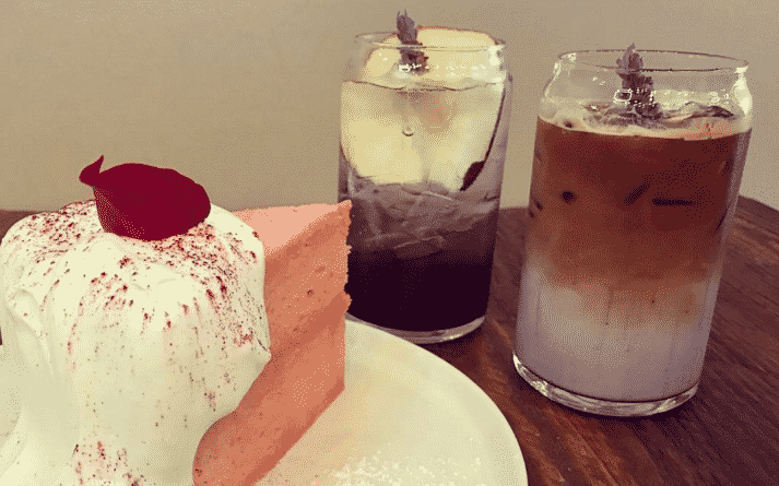Досуг: Романтичная новинка от лос-анджелесской кофейни - латте с цветочными лепестками