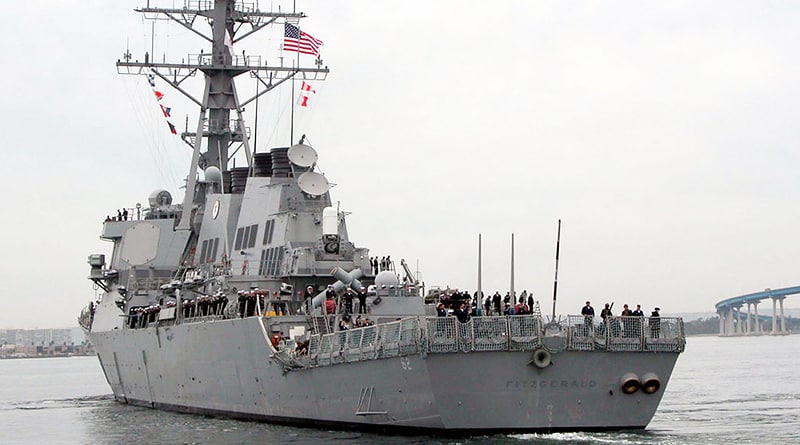 Происшествия: 7 служащих ВМС США пропали без вести после столкновения эсминца с контейнеровозом