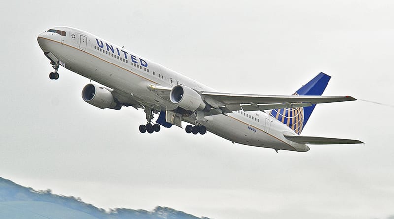 Происшествия: Самолет United Airlines попал в зону турбулентности, есть пострадавшие